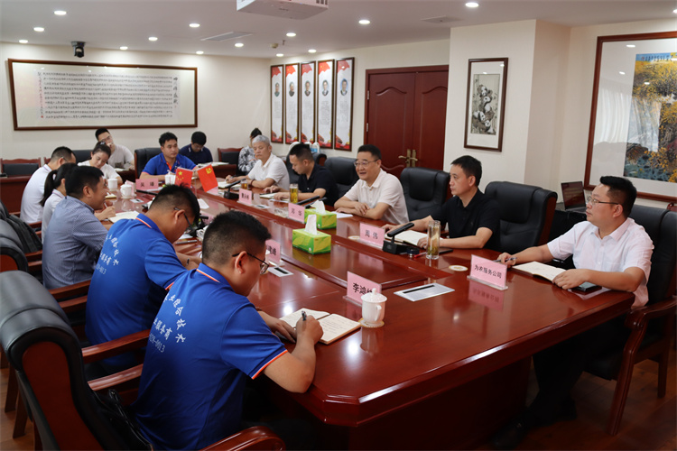 鄧華會(huì)見(jiàn)蒙牛集團(tuán)常溫營(yíng)銷(xiāo)中心、成都天杰有機(jī)農(nóng)業(yè)發(fā)展有限公司相關(guān)負(fù)責(zé)人一行