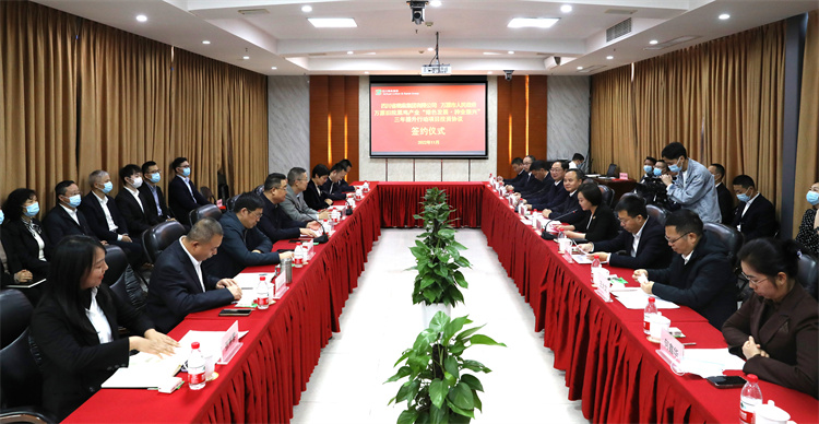 集團公司與萬源市人民政府正式簽訂《萬源舊院黑雞產(chǎn)業(yè)“綠色發(fā)展、種業(yè)振興”三年提升行動項目投資協(xié)議》