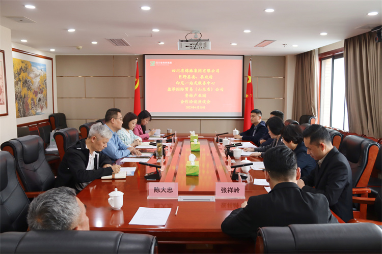 集團公司召開與巨野縣委、縣政府，盈澤國際貿(mào)易（山東?。┕荆∧嵋徽臼椒?wù)中心，山東魯裕冷鏈物流公司合作洽談座談會
